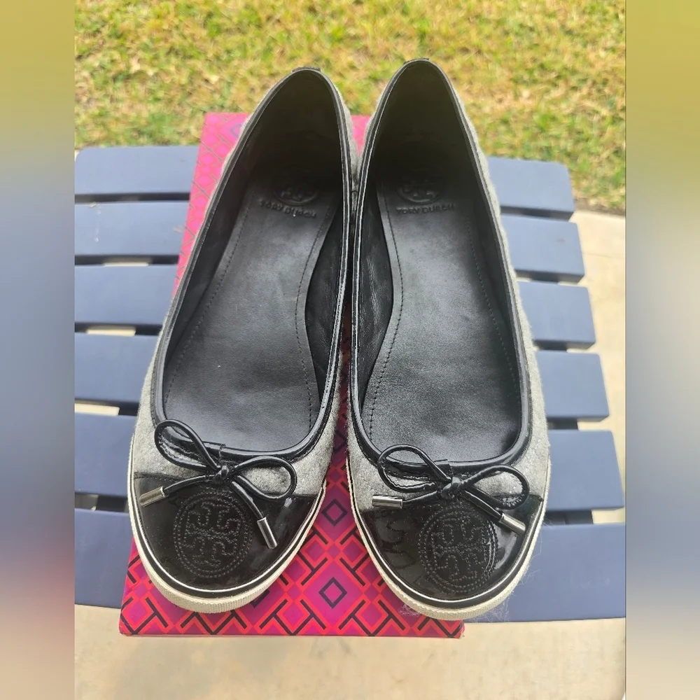 Tory Burch Ballet Flats Size 8.5M Skylar Gray Felt Black Patent Leather Luxury
